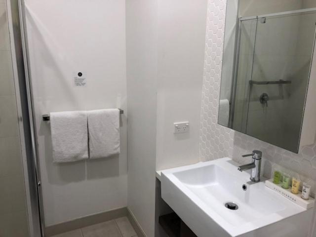 Whitehorse Apartments Hotel Бокс-Хилл Экстерьер фото